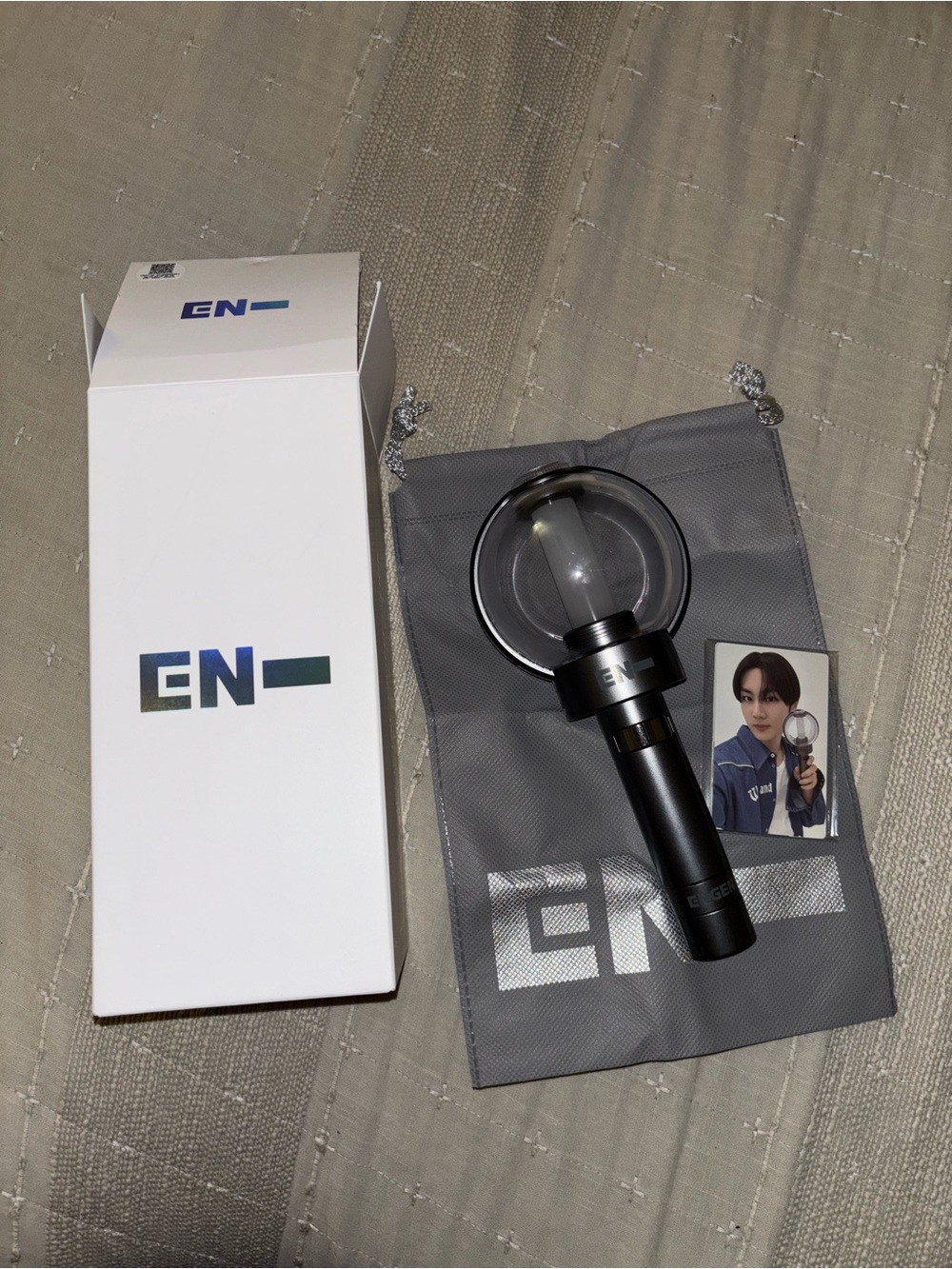 Hype White and Black EN Lightstick Box